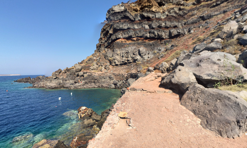 Up close view of the path that you followed to make it to the cliff jumping area.