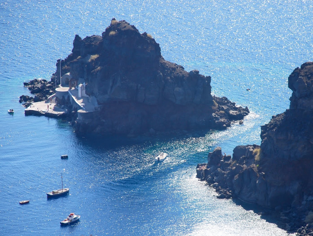 Amoudi Bay as seen from Oía